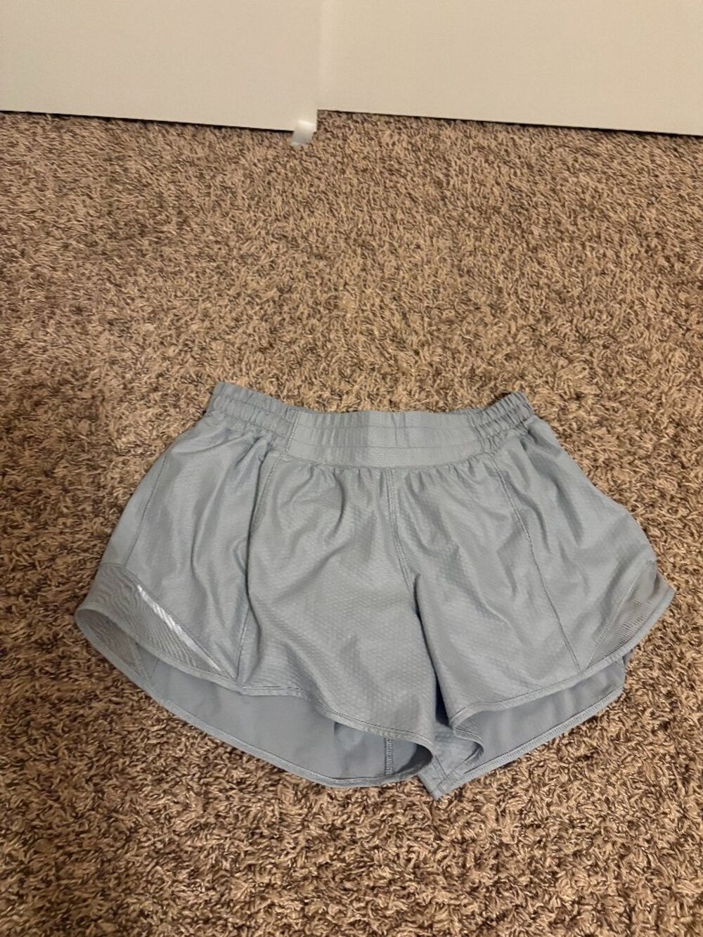 Lululemon Hotty Hot Short II Long 4" Size 8 Tall Honeycomb Emboss Rhino Grey